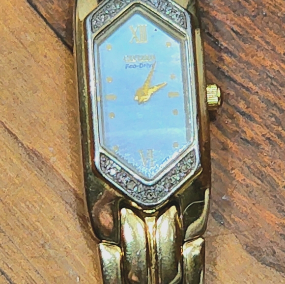 Women's silver-tone Citizens watch with a Mother-Of-Pearl face. - Picture 4 of 5